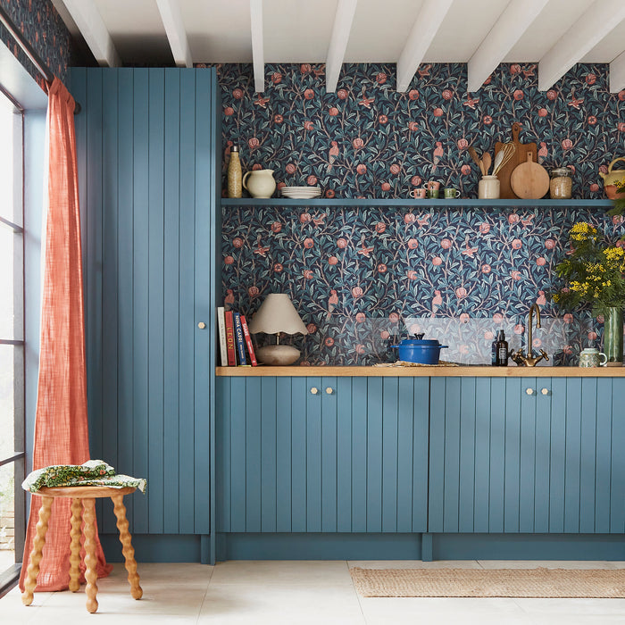 William Morris at Home vliesbehang Bird & Pomegranate Navy Blue