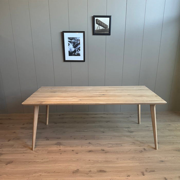 Eetkamertafel Elfi eiken facet rechthoek met hoekpoten 200x100cm