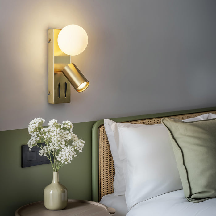 QAZQA Moderne wandlamp messing 2-lichts kantelbaar met USB-C poort -