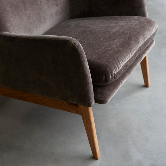 Tikamoon - Fauteuil van massief eikenhout en grijs fluweel
