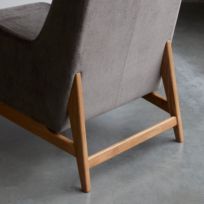 Tikamoon - Fauteuil van massief eikenhout en grijs fluweel
