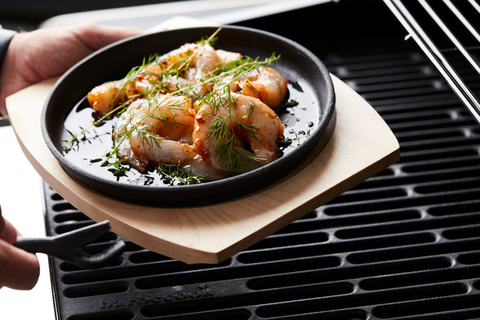 Barbecook gietijzeren grillpan met onderlegger uit bamboe