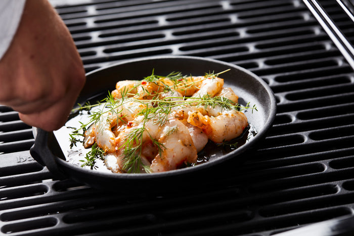 Barbecook gietijzeren grillpan met onderlegger uit bamboe