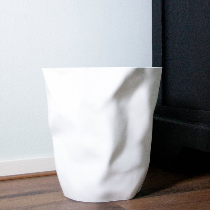 QUVIO Prullenbak gekreukt design wit
