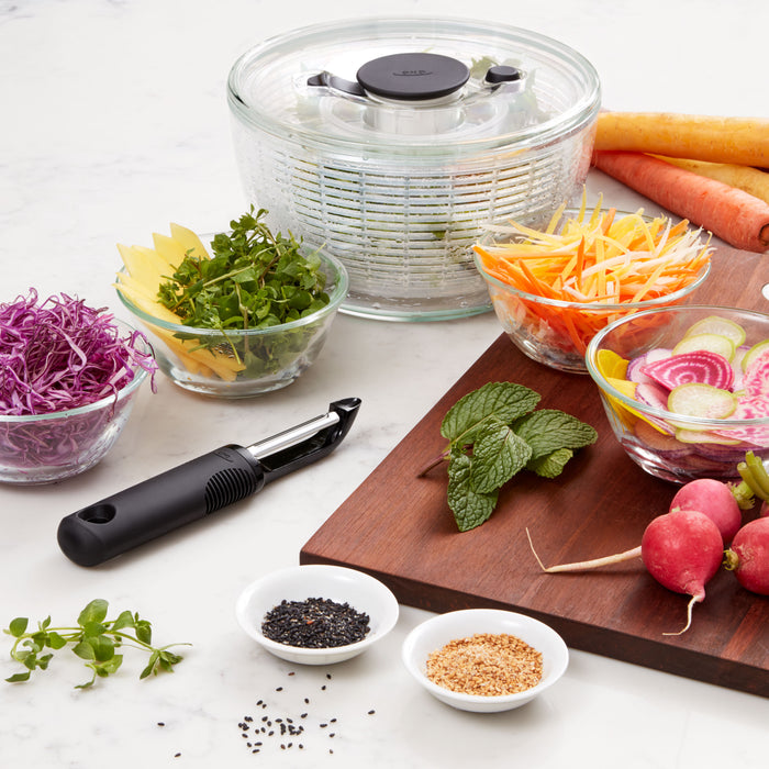 OXO Good Grips dunschiller met aardappeloog verwijderaar - zwart