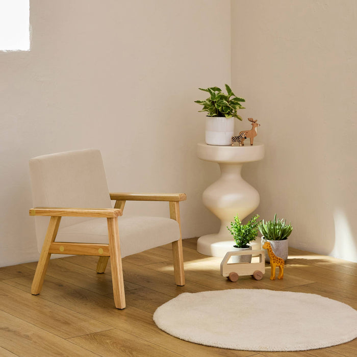 sweeek - Scandinavische kinderfauteuil in corduroy en rubberhout