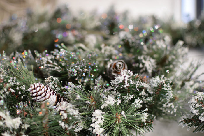 Kerst tafelstuk "Glittery Bristle" - groen - 76 cm - besneeuwde look -