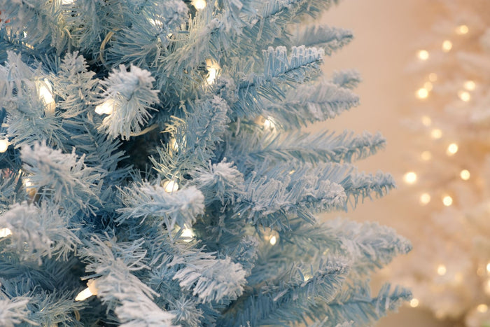 Funky Baby Blue Flocked verlichte kunstkerstboom - 213 cm -